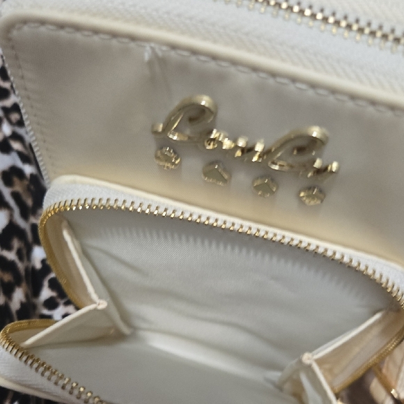 Cream Crossbody Bag with Adjustable Straps and Modern Silhouette - Picture 4 of 4